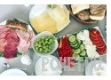 Приборы, завтрак, ломтик, сыр, огурец, хлеб, капучино Приборы, завтрак, ломтик, сыр, огурец, хлеб, капучино