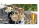 Жест, музыканты, веселый, камень, куст, шляпа, цепь, три, улыбка Жест, музыканты, веселый, камень, куст, шляпа, цепь, три, улыбка