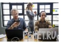 Провода, наушники, стакан, окно, работник, часы, очки, телефон, офис Провода, наушники, стакан, окно, работник, часы, очки, телефон, офис