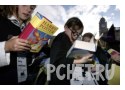Рука, читатель, башня, очки, книга, облака, дети, часы, известный Рука, читатель, башня, очки, книга, облака, дети, часы, известный