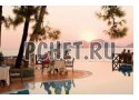 Ресторан, закат, романтика, стол, дерево, горы, бассейн, официант, ветка Ресторан, закат, романтика, стол, дерево, горы, бассейн, официант, ветка